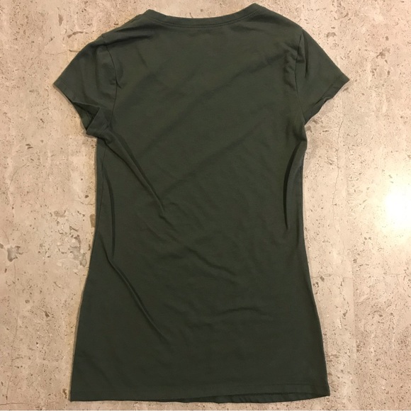 **3/$15** No Boundaries Green Scoop Neck Tee size Small - Picture 3 of 3